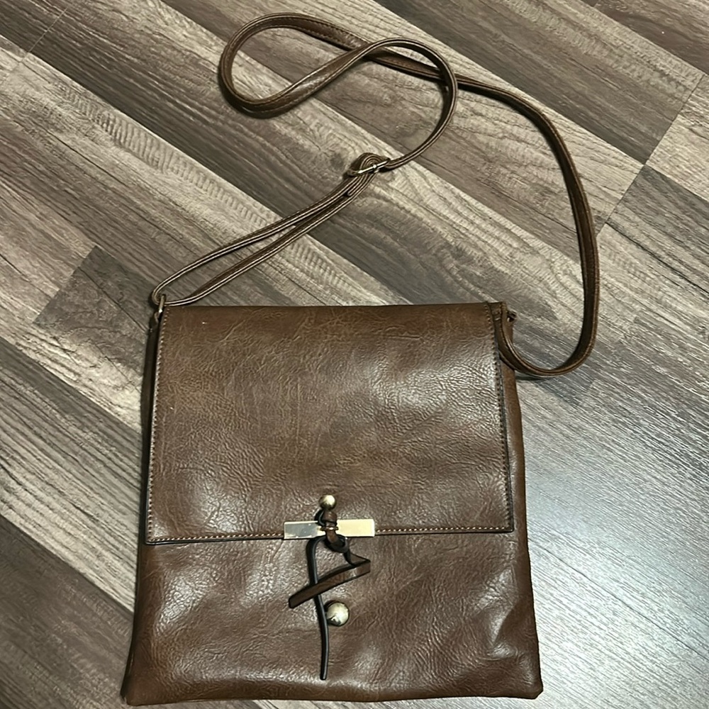 Brown purse, no brand label that I can see.  Can be worn cross body.